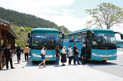 共赴山海之約 63臺蘇州金龍海格客車助力嶗山景區(qū)旅游業(yè)務(wù)升級